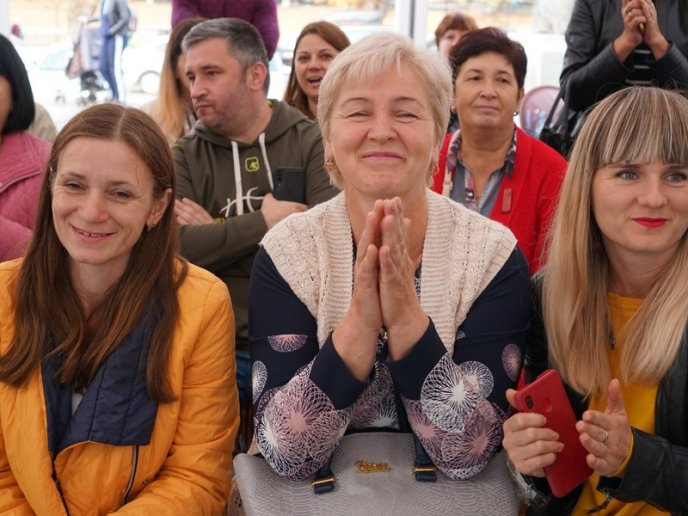 Салон краси просто неба: в Ужгороді зробили подарунок для людей похилого віку – 19 Салон краси просто неба: в Ужгороді зробили подарунок для людей похилого віку – 19