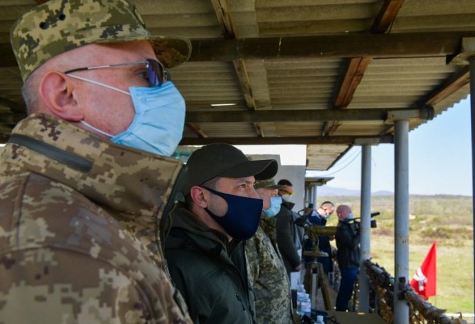 Президент відвідав військові навчання на Ужгородщині – 02