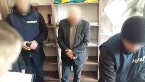 На Закарпатті затримали чиновника, який за хабарі допомагав у виготовленні біометричних паспортів "без черги" – 01