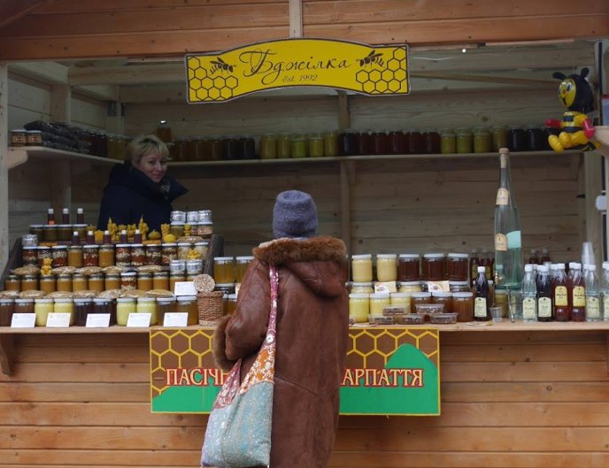 В Ужгороді на фестивалі можна скуштувати медовуху, різні смаколики та купити сувенір – 06