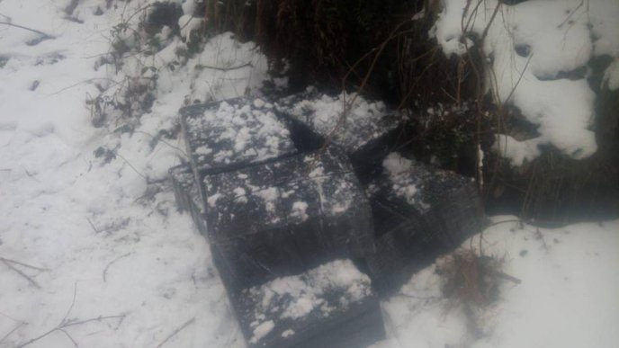 На Рахівщині виявили замасковані у снігу контрабандні пакунки сигарет – 02