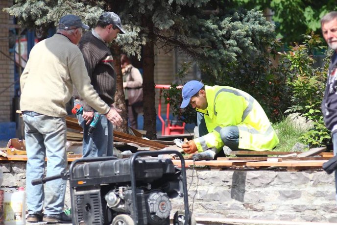 У центрі Мукачева комунальники оновлюють лавки – 03