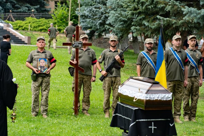 Залишились дві доньки: в Ужгороді поховали загиблого на війні Героя – 07