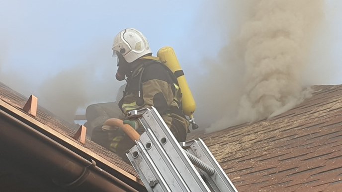 Закарпатські вогнеборці показали наслідки масштабної пожежі  – 13