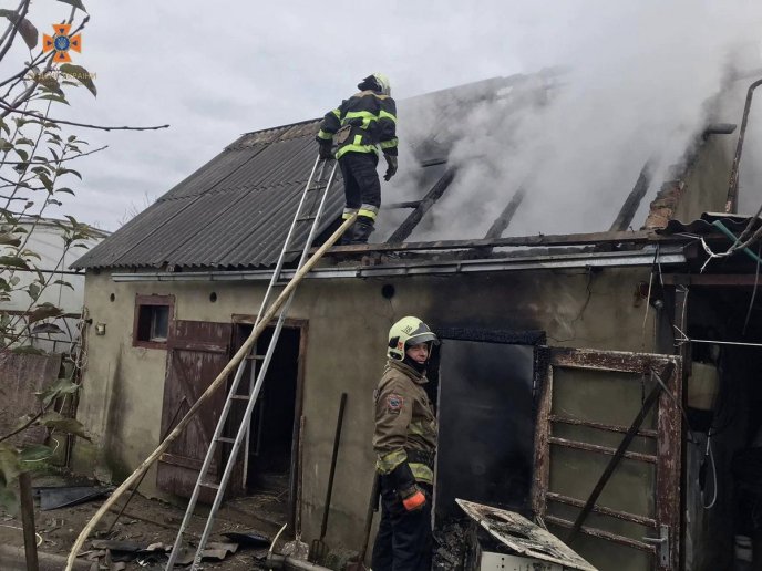 У дворі спалахнула пожежа, поки власника не було вдома – 01 У дворі спалахнула пожежа, поки власника не було вдома – 01