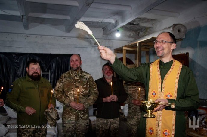 Закарпатська 128 бригада показала, як воїни освячували паски – 01