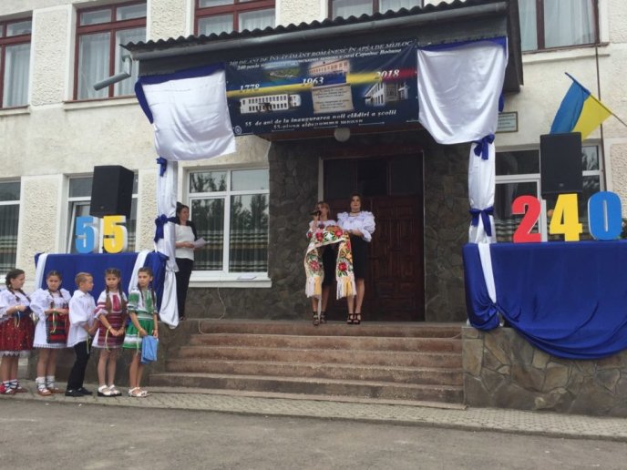 На Рахівщині в румунськомовній школі відкрили бюст видатному поету Міхаю Емінеску – 01