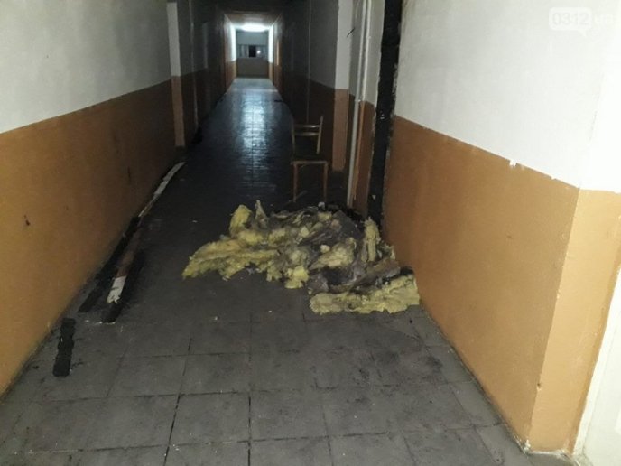 Батьки з дітьми тікали на вулицю: вночі в Ужгороді сталася пожежа в гуртожитку – 01