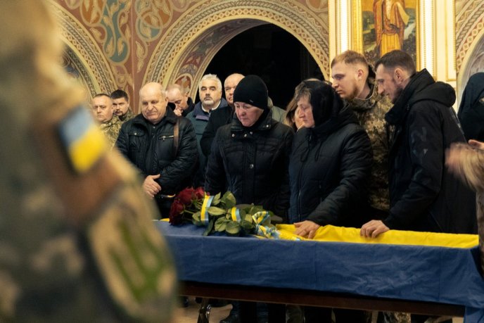 У Мукачеві попрощалися з Героєм, який загинув кілька днів тому – 05