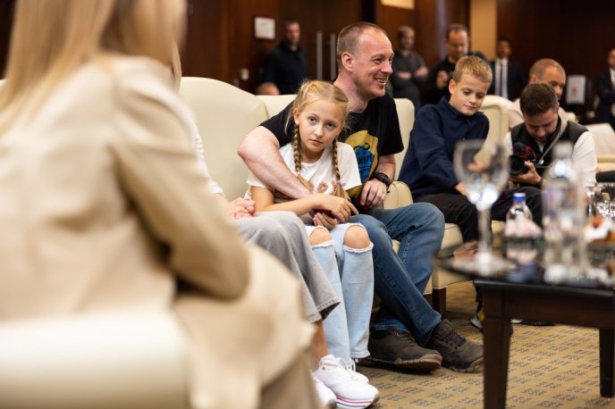 Захисники "Азовсталі" зустрілися з рідними у Туреччині – 05 Захисники "Азовсталі" зустрілися з рідними у Туреччині – 05