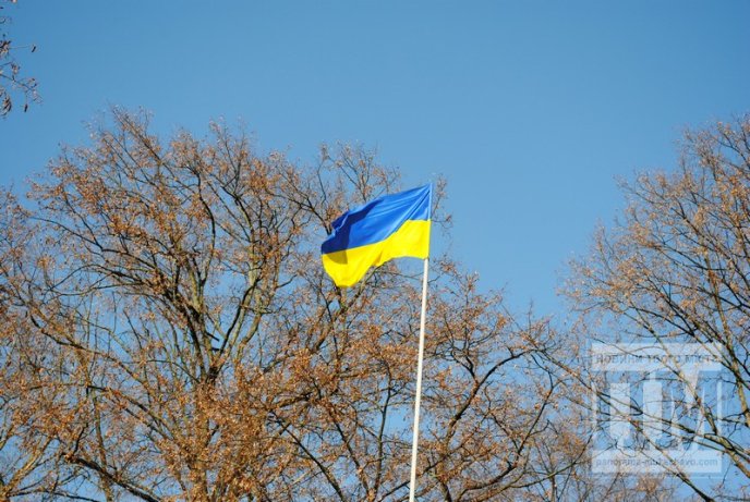 У Мукачеві оперативно замінили потріпаний прапор України на новий (ФОТО) – 01