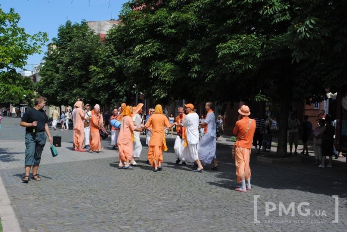 Кришнаїти пройшлись Мукачевом, прославляючи свого духовного наставника – 01