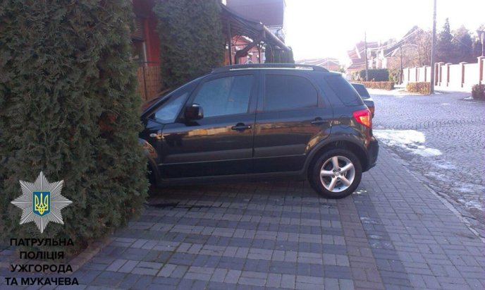 Мукачівські патрульні знайшли водія іномарки "Сузукі", який наїхав на пішохода – 01