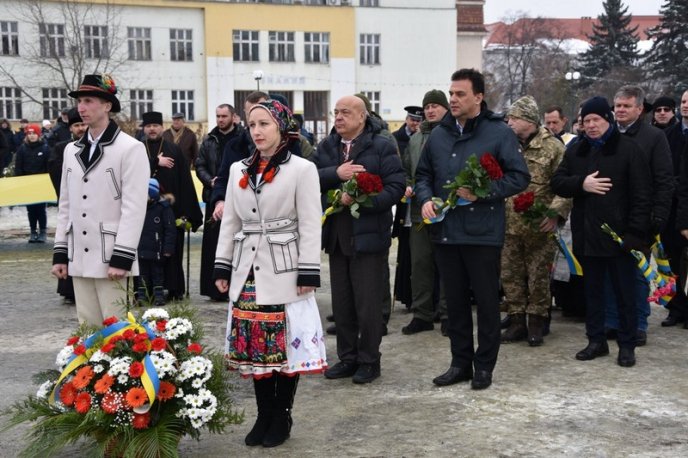 Ужгородом пройшла колона патріотів із 100-метровим жовто-блакитним прапором – 07