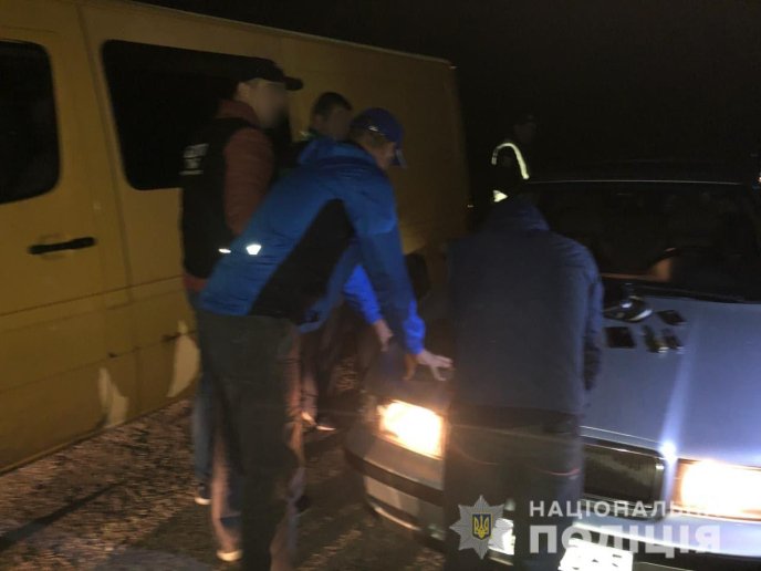 Нічна спецоперація поліції: затримано з десяток людей – 03