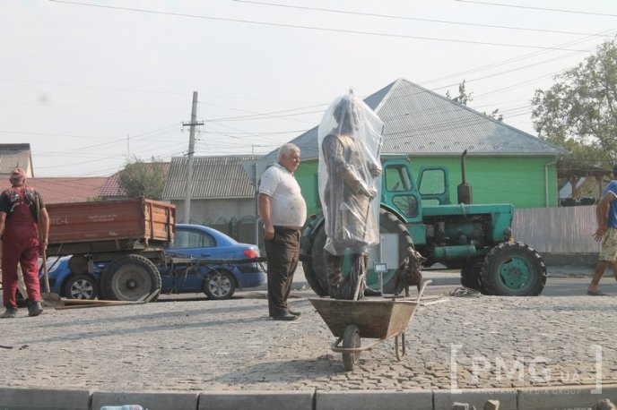 Як в Мукачеві пам’ятник рому встановлювали – 05