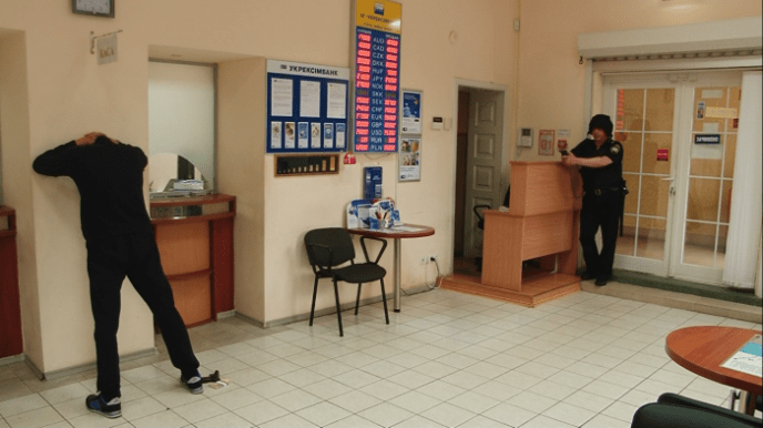 В Ужгороді "пограбували" банк – 05 В Ужгороді "пограбували" банк – 05