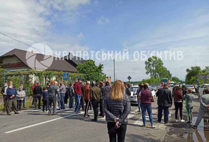 На Мукачівщині обурені люди перекрили дорогу – 01