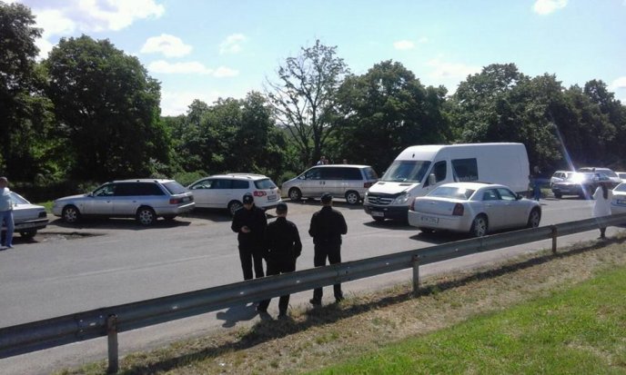 Невирішене питання "пересічок" призвело до перекриття дороги – 04