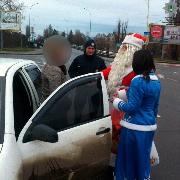 Дід Мороз і Снігурочка зупиняли водіїв в Ужгороді – 06
