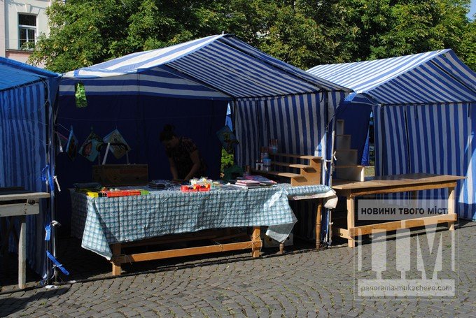 У Мукачеві розпочався традиційний шкільний ярмарок (ФОТОРЕПОРТАЖ) – 01