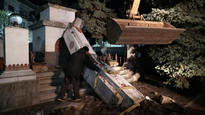 У центрі Мукачева демонтували радянський монумент – 01