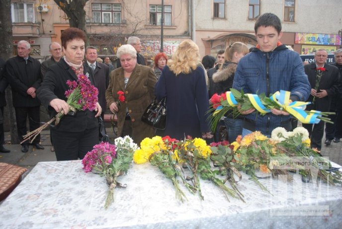 Сотні заплаканих очей провели в останню дорогу загиблого у зоні АТО мукачівця (ФОТОРЕПОРТАЖ) – 24