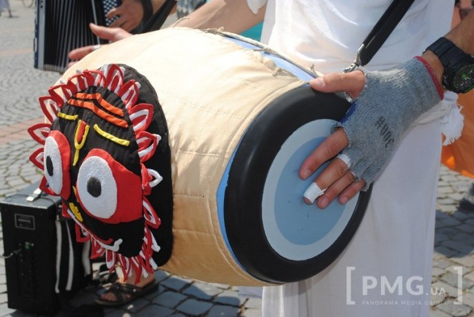 У центрі Мукачева виступають кришнаїти – 09