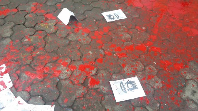 Поліція затримала сімох осіб, які облили жінок фарбою. Серед них – кілька дівчат – 06