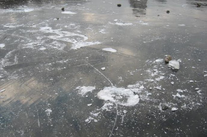 Ужгородці на свій страх і ризик катаються на замерзлому озері "Кірпічка" – 01