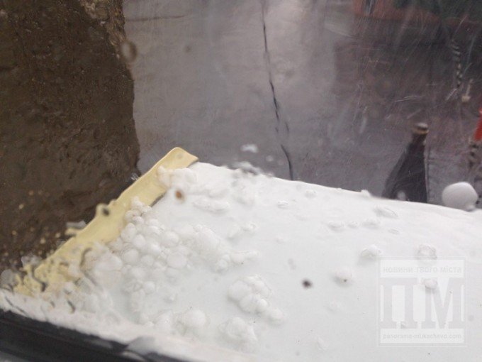 У Мукачеві дощ з градом перетворили міські вулиці у калюжі (ФОТО) – 01