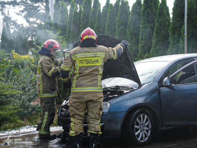 Сьогодні вранці в Ужгороді горів Volkswagen Jetta – 02 В Ужгороді горів Volkswagen Jetta