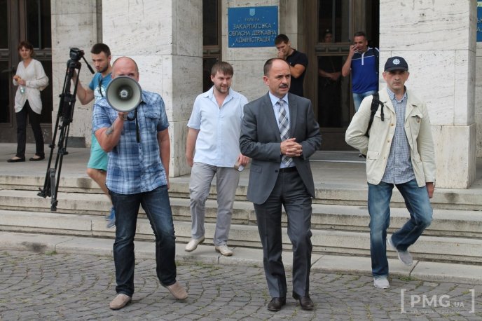 "Віктор Балога – зрадник Закарпаття", "Спасибі закарпатській міліції" – в Ужгороді пройшов мітинг поблизу УМВС та ОДА – 07