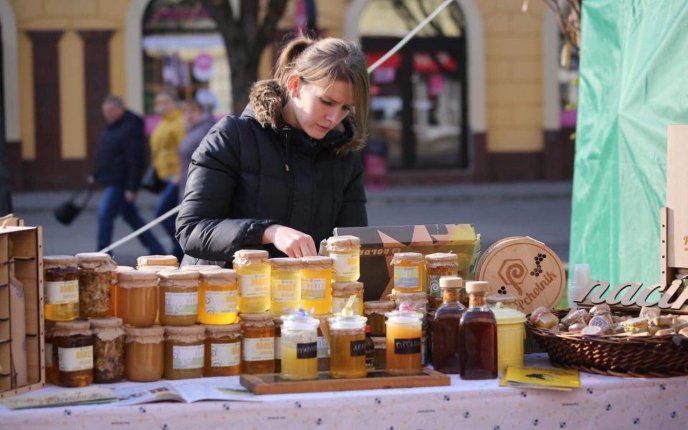 Смажена гуска, печені яблука і вино: у центрі Мукачева розпочався святковий ярмарок – 01