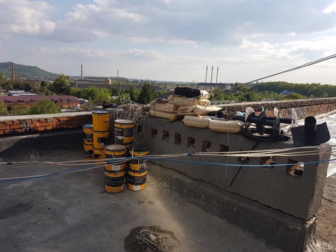 На вулиці Верді у Мукачеві оновлюють дах багатоповерхівки – 01