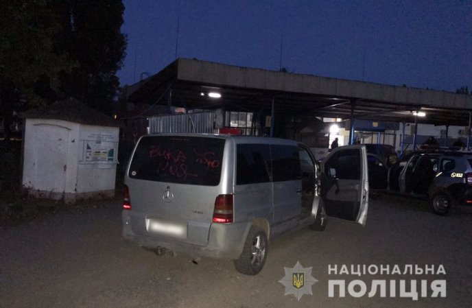 Чоловік розмалював чуже авто і напав на подружжя – 02 Чоловік розмалював чуже авто і напав на подружжя – 02