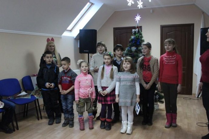 Діти переселенців зі Сходу отримали подарунки до Різдва – 08