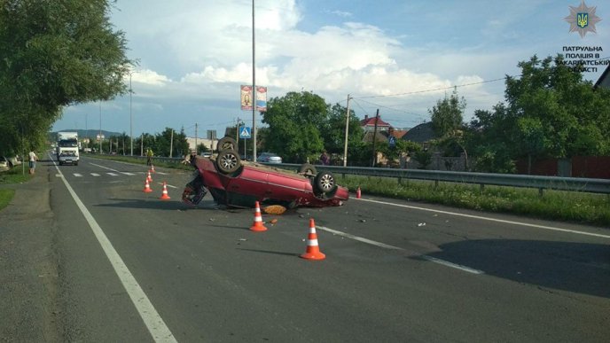 Стали відомими деталі резонансної ДТП під Ужгородом, внаслідок якої автомобіль перекинувся на дах – 01