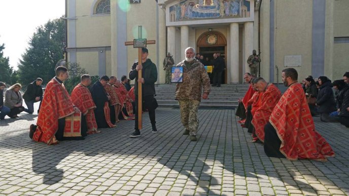 Мукачево попрощалось з полеглим на війні захисником – 02 Мукачево попрощалось з полеглим на війні захисником – 02