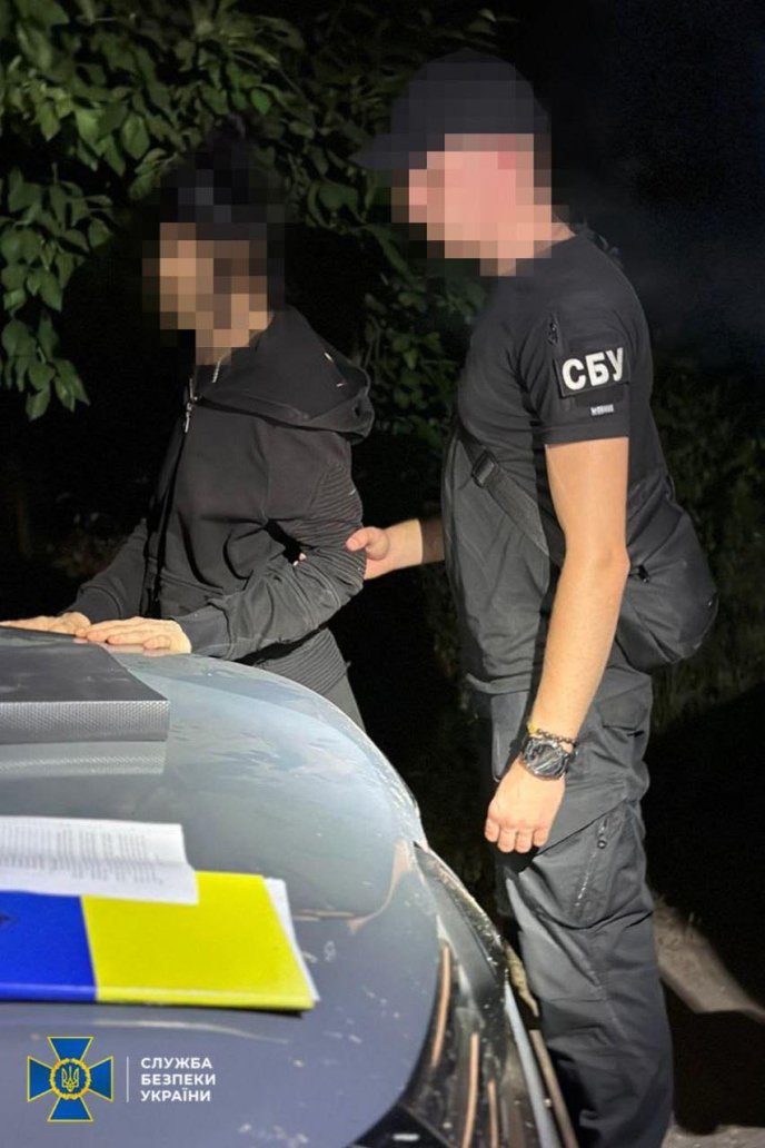 В СБУ розповіли, що промишляла працівниця автозаправки – 01 Працівниця АЗС допомагала чоловікам перетинати кордон