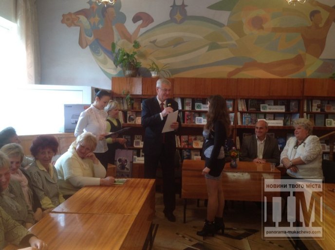 Мукачівських бібліотекарів у їх професійне свято вітали мер міста разом із заступником (ФОТО) – 03 Мукачівських бібліотекарів у їх професійне свято вітали мер міста разом із заступником (ФОТО) – 03