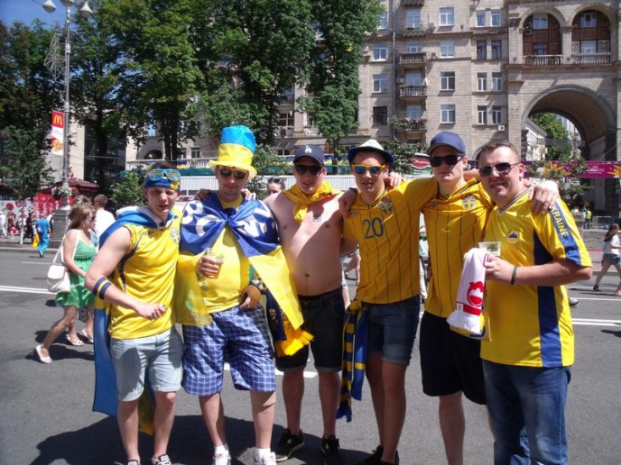 Мукачівці підтримували збірну України на "Олімпійському" (ФОТОРЕПОРТАЖ)  – 02