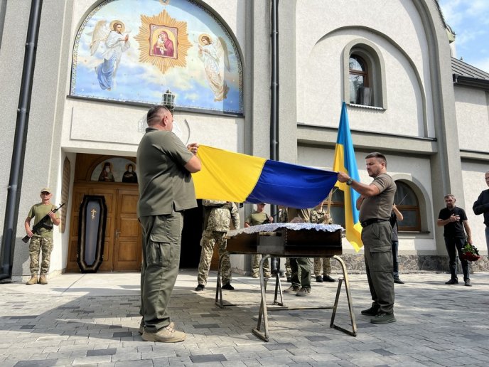 Провели в останню путь воїна, який з перших днів повномасштабного вторгнення захищав Україну – 03 Провели в останню путь воїна, який з перших днів повномасштабного вторгнення захищав Україну – 03