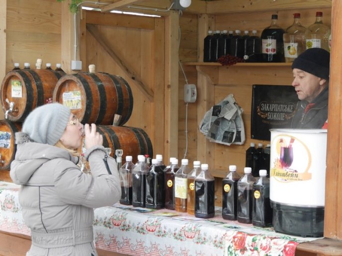 В Ужгороді розпочався новорічно-різдвяний ярмарок – 04