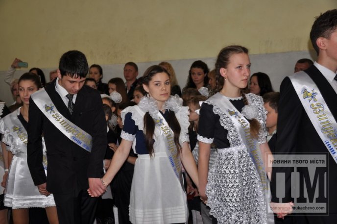 У мукачівській ЗОШ №20 відбулось свято "Останнього дзвоника" (ФОТО) – 01