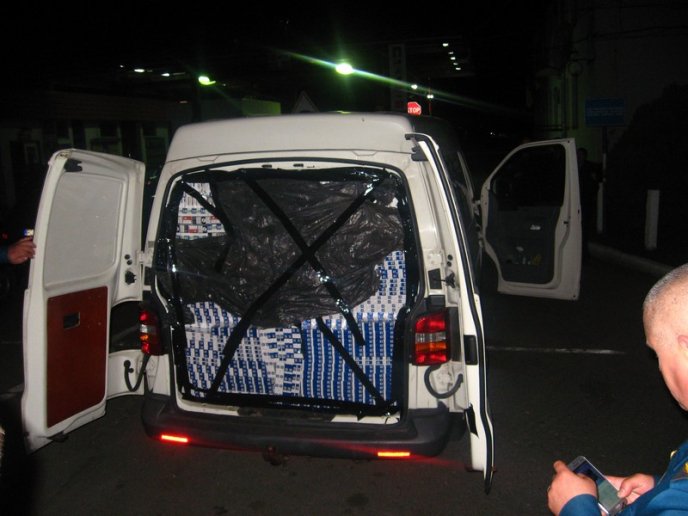 Мукачівські прикордонники зупинили контрабандиста, який намагався перетнути кордон із 57 тисячами пачок цигарок – 02