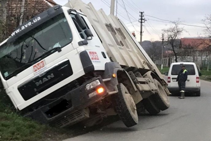 ДТП у Верхньому Коропці: водій сміттєвозу не впорався із керуванням – 01