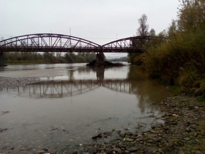 Хустські рятувальники розчищали підмостові опори, щоб уникнути підтоплень – 06