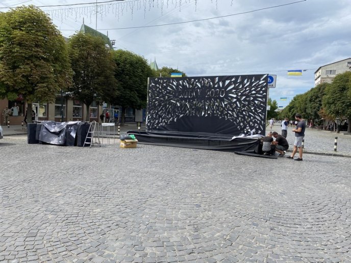 В центрі Мукачева триває підготовка до параду випускників – 01