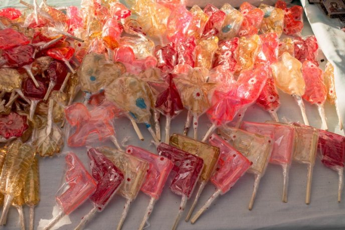 Набережна Мукачева, перед монастирем, нагадує торгову алею (ФОТО) – 19